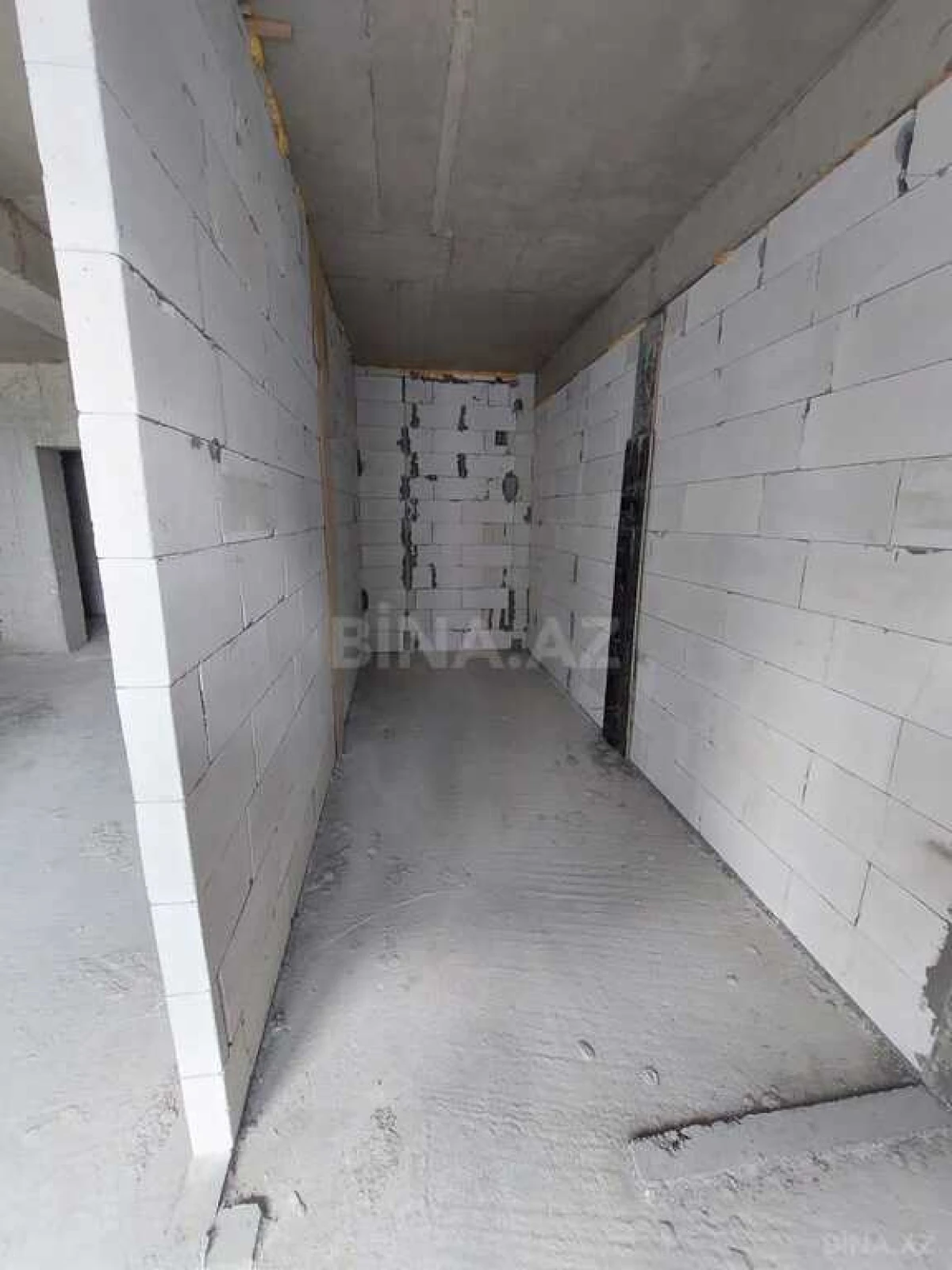 Satılır 4 otaqlı mənzil 303 m²