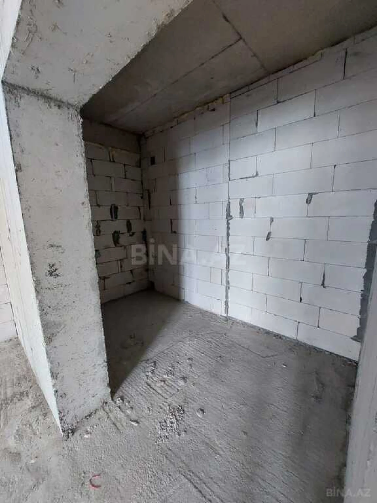 Satılır 4 otaqlı mənzil 303 m²