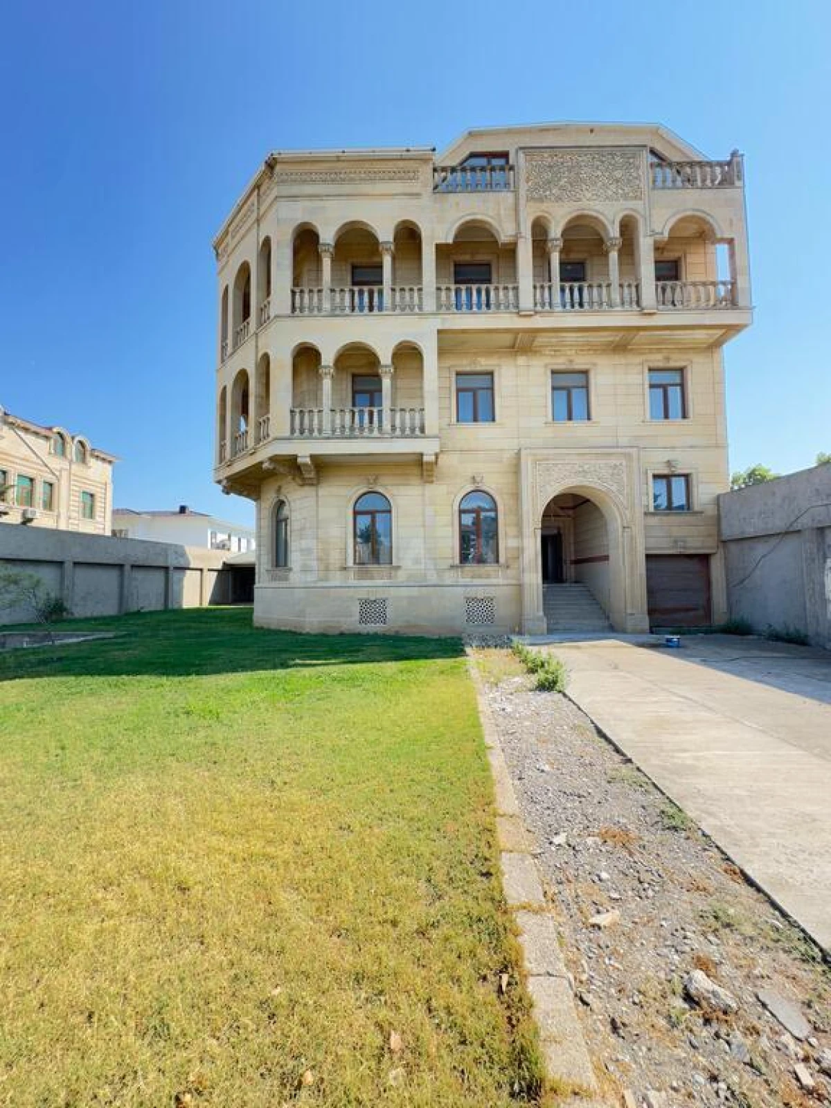 Satılır həyət evi 1400 m²