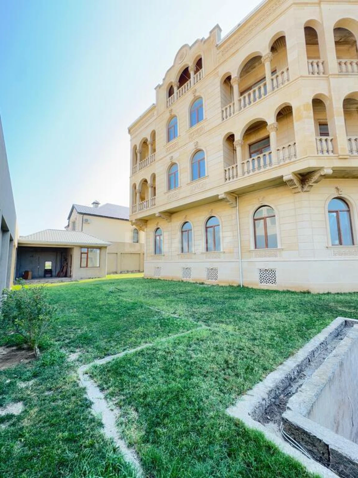 Satılır həyət evi 1400 m²