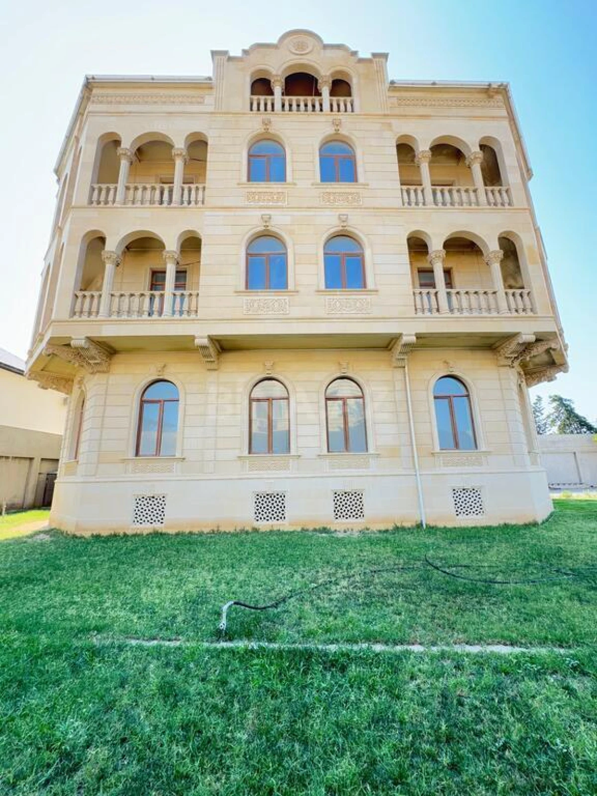 Satılır həyət evi 1400 m²