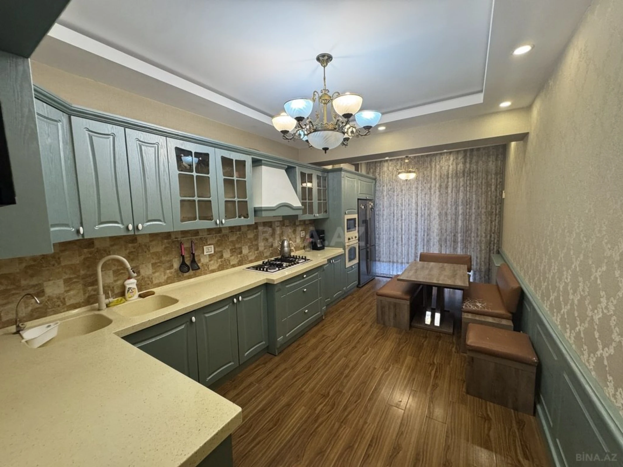 Kirayə verilir 4 otaqlı mənzil 181 m²