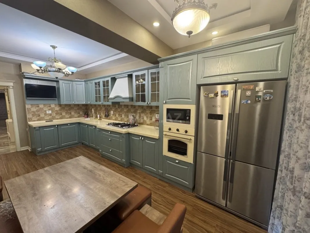 Kirayə verilir 4 otaqlı mənzil 181 m²