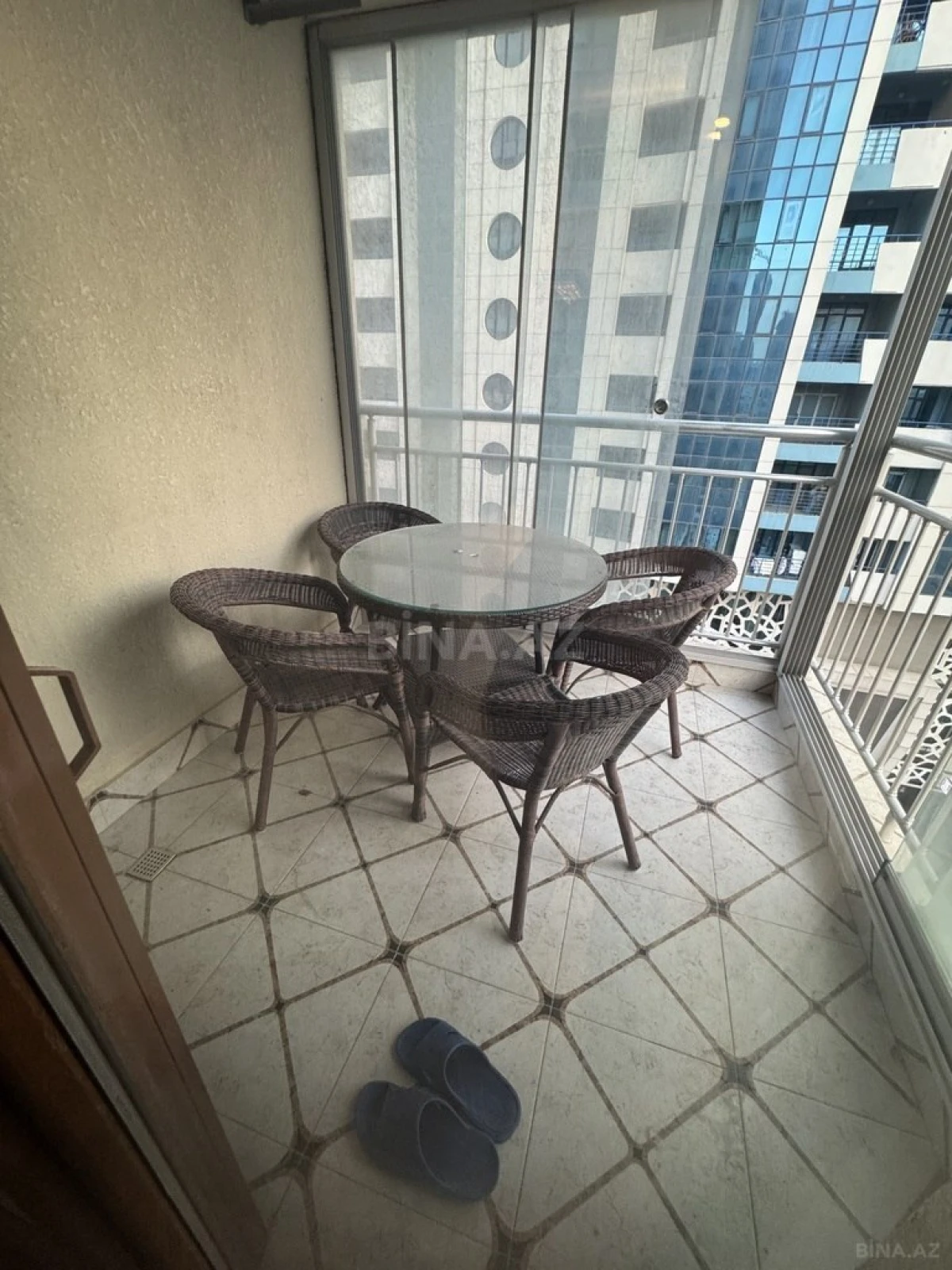 Kirayə verilir 4 otaqlı mənzil 181 m²