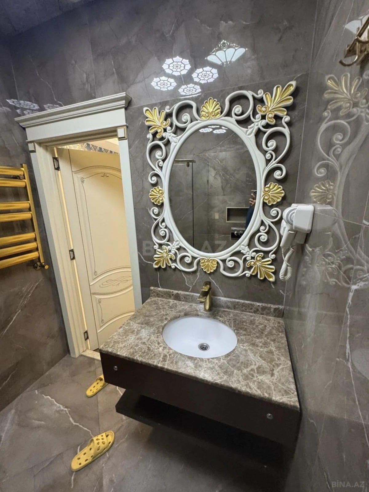 Kirayə verilir 4 otaqlı mənzil 181 m²