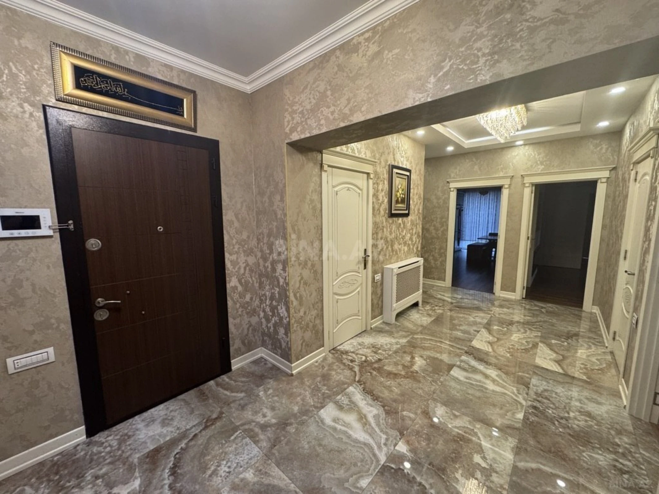 Kirayə verilir 4 otaqlı mənzil 181 m²