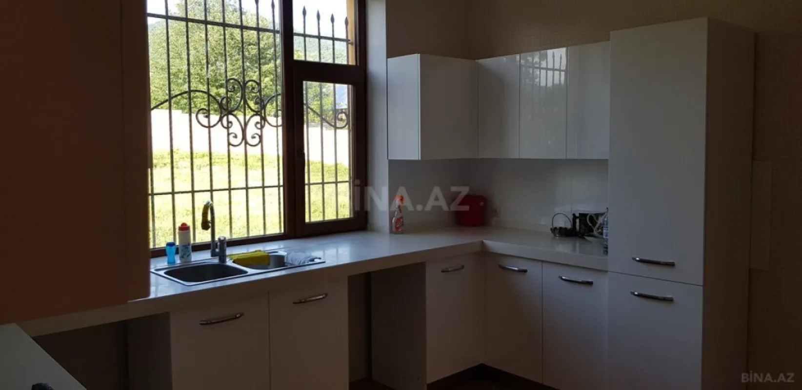 Satılır 8 otaqlı həyət evi 250 m²