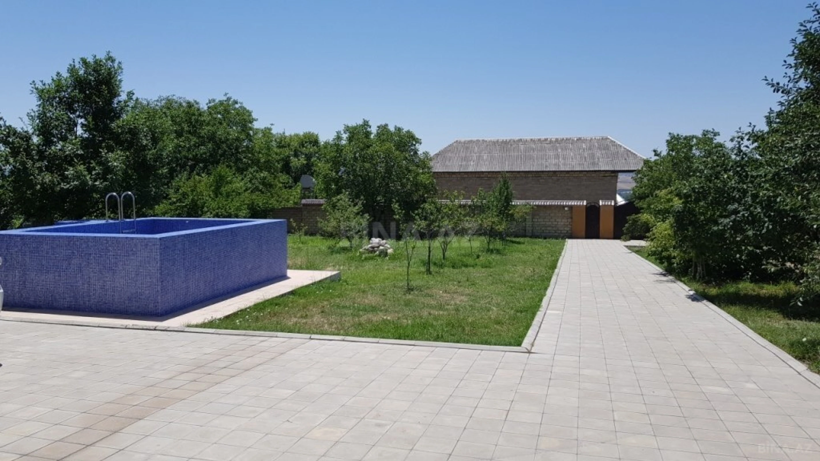 Satılır 8 otaqlı həyət evi 250 m²