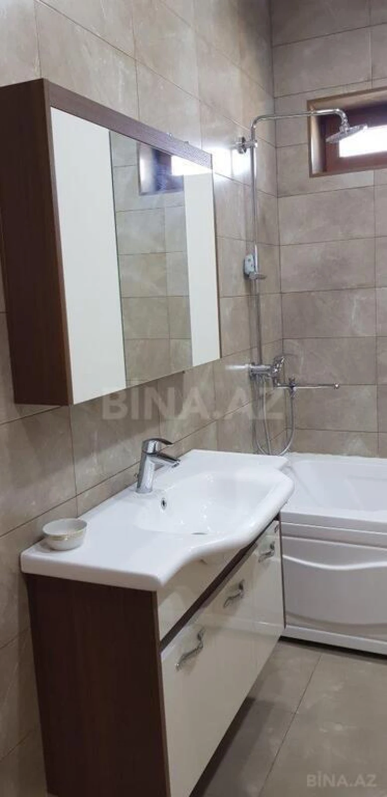 Satılır 8 otaqlı həyət evi 250 m²