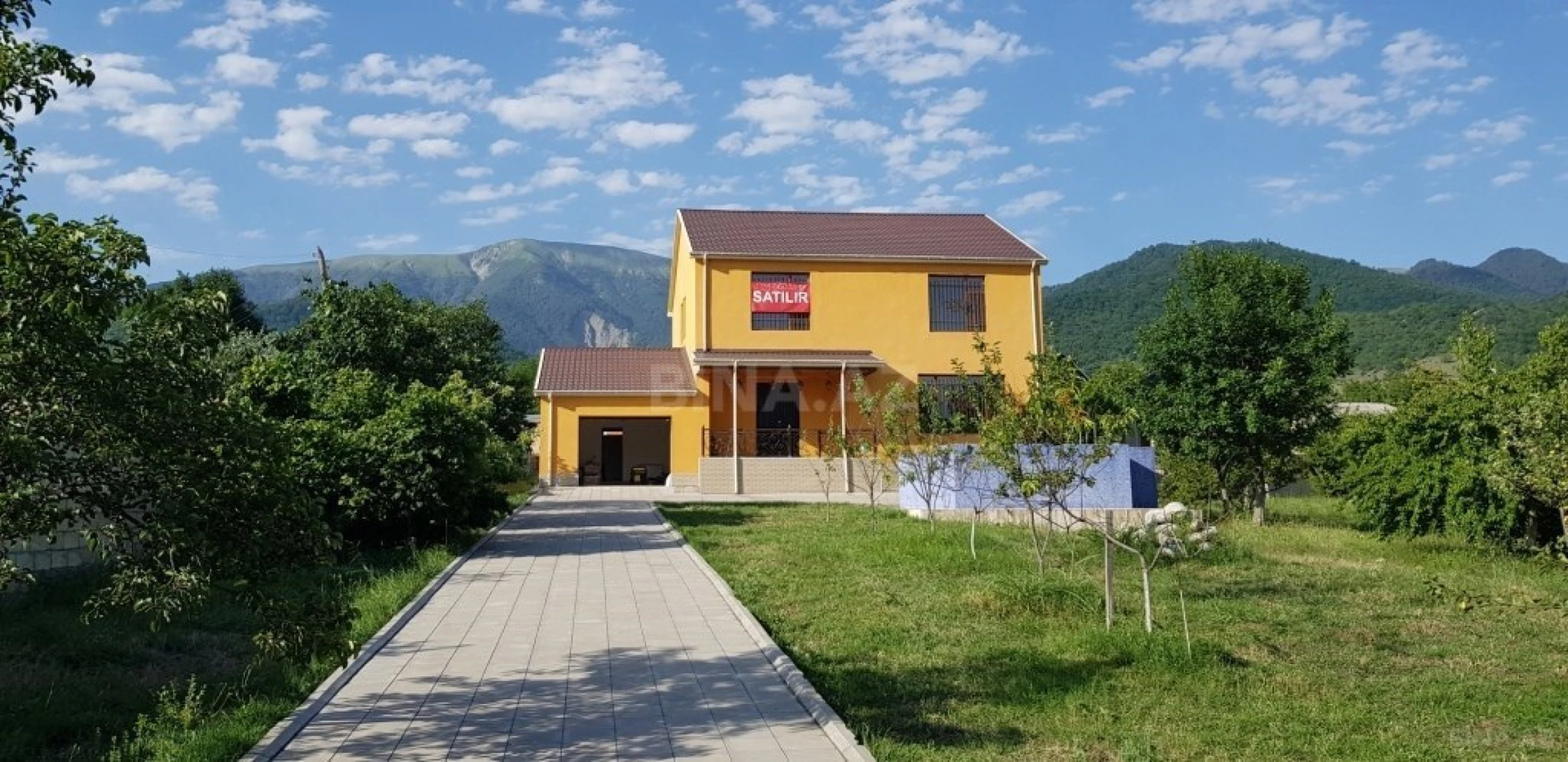 Satılır 8 otaqlı həyət evi 250 m²