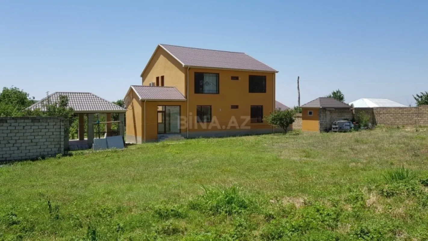 Satılır 8 otaqlı həyət evi 250 m²