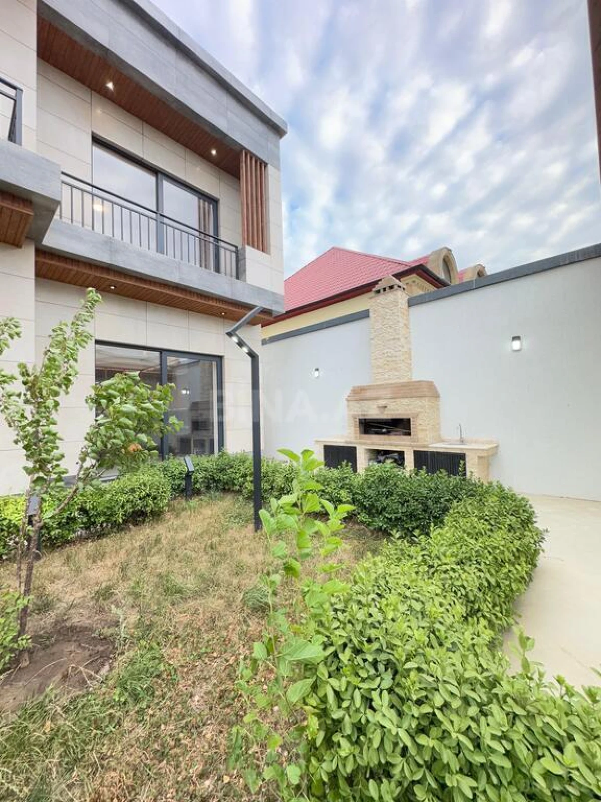 Satılır 7 otaqlı həyət evi 400 m²