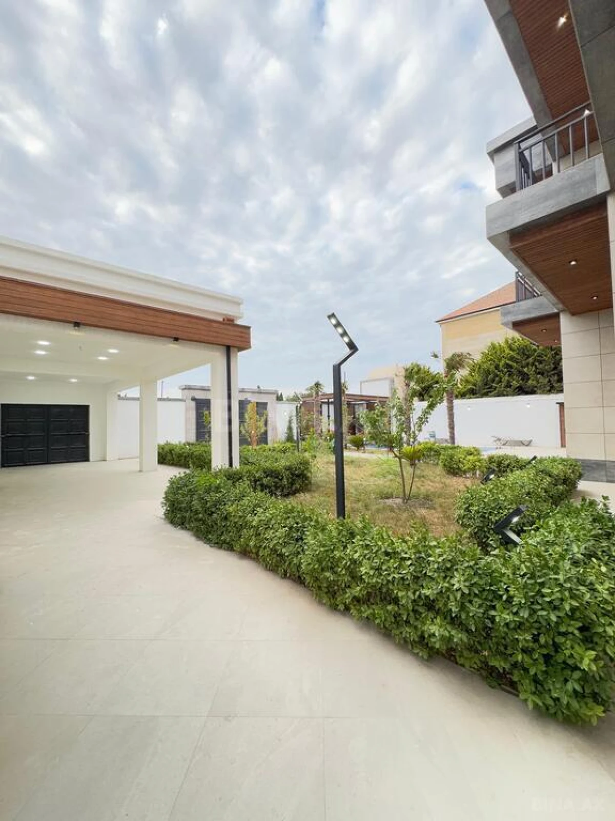 Satılır 7 otaqlı həyət evi 400 m²