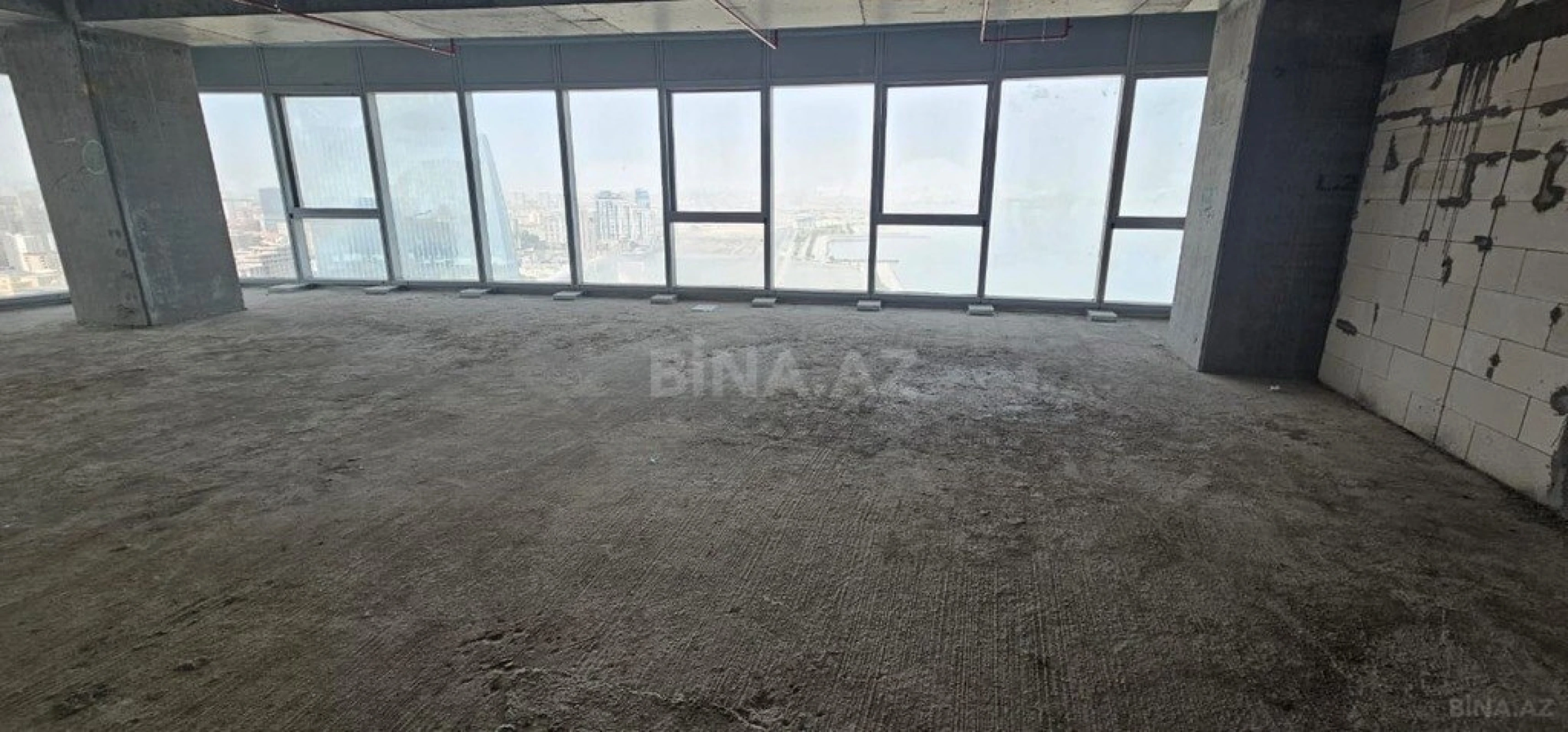 Satılır 4 otaqlı mənzil 140 m²