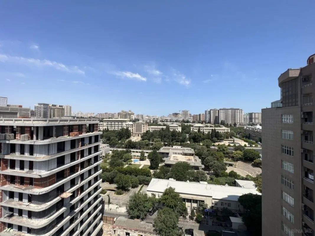 Satılır 4 otaqlı mənzil 185 m²