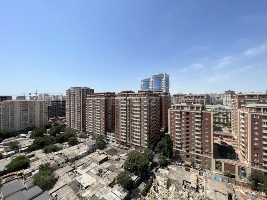 Satılır 4 otaqlı mənzil 185 m²