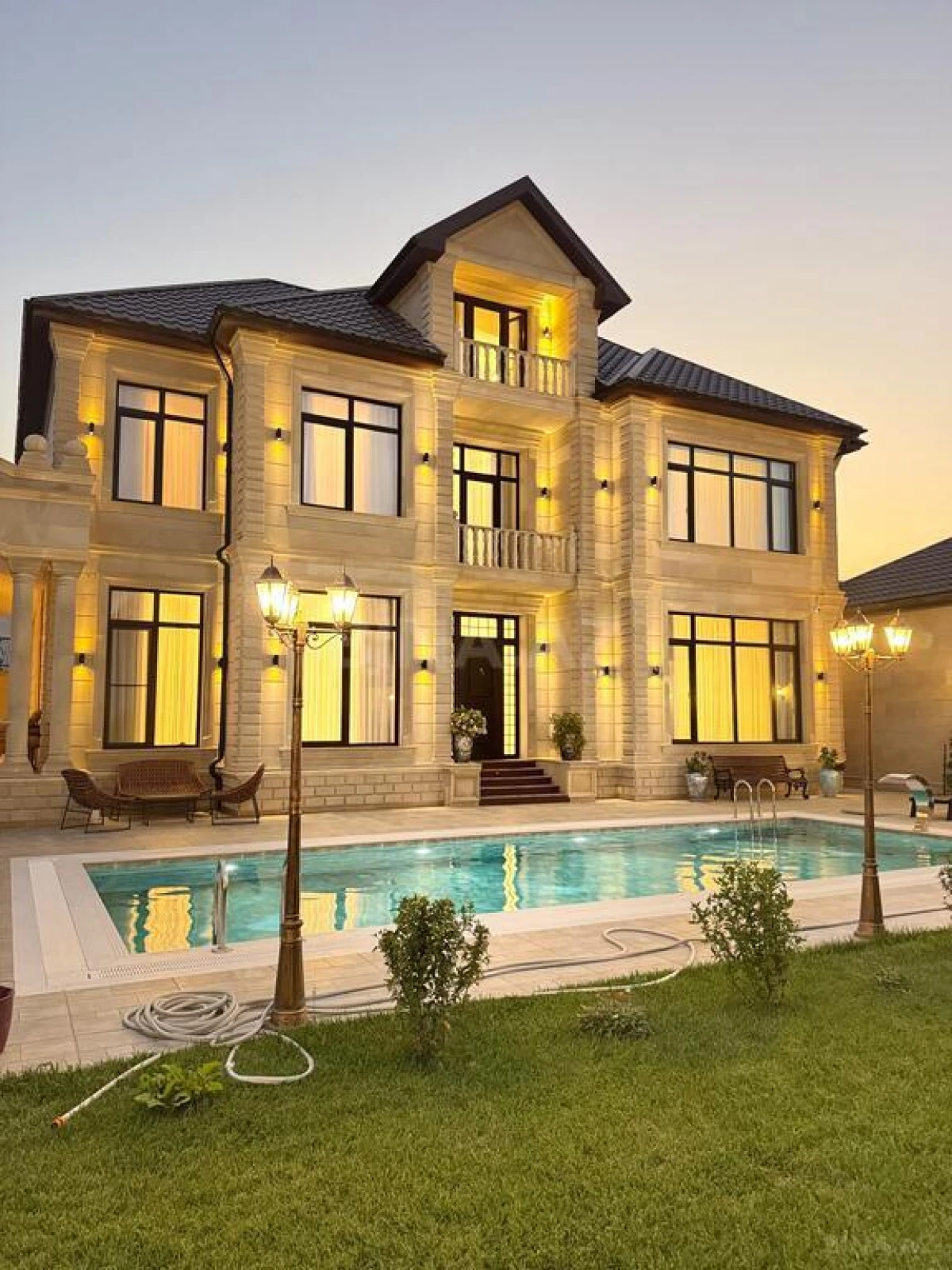 Satılır 7 otaqlı həyət evi 500 m²