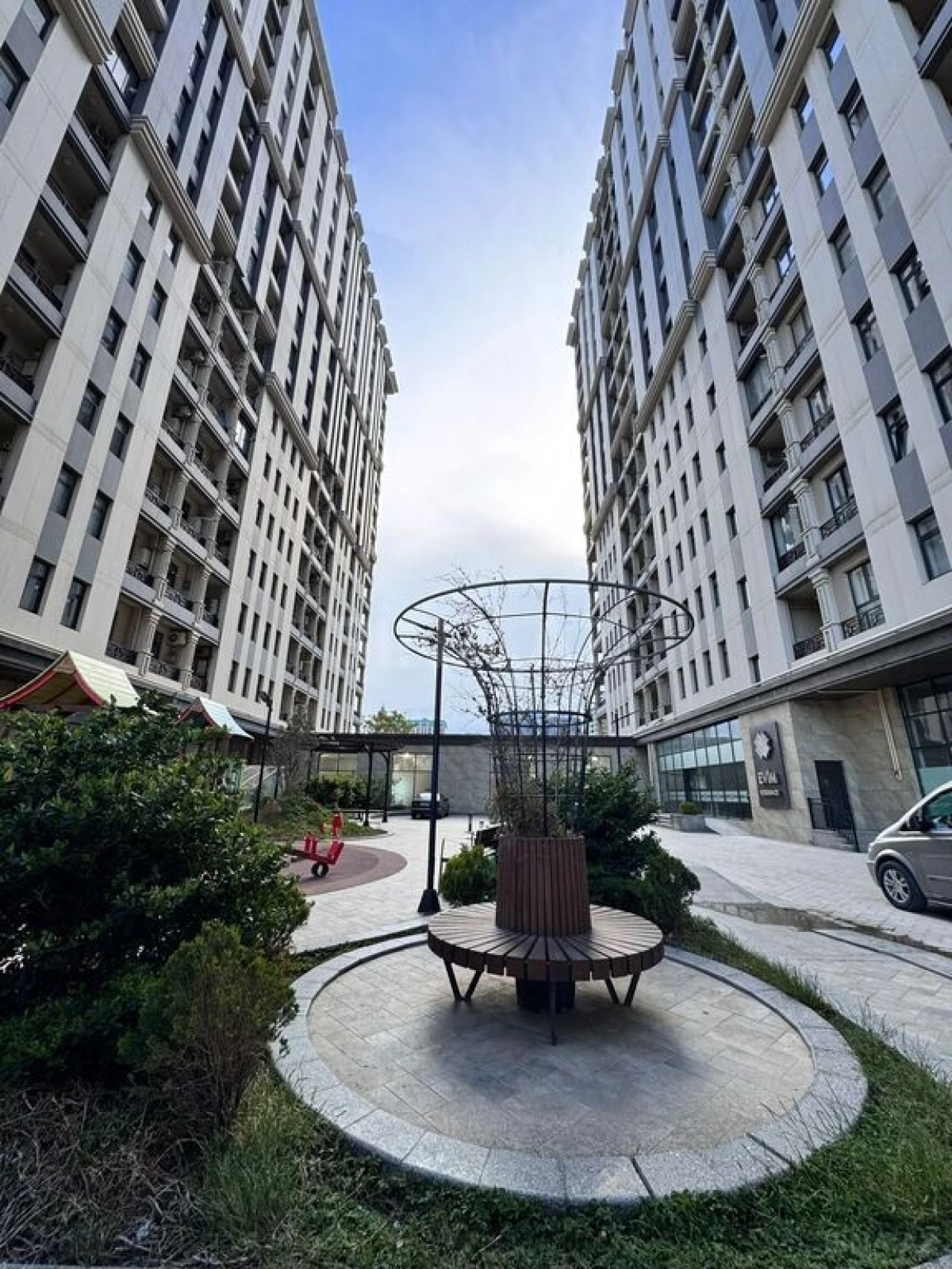 Satılır 3 otaqlı mənzil 124 m²