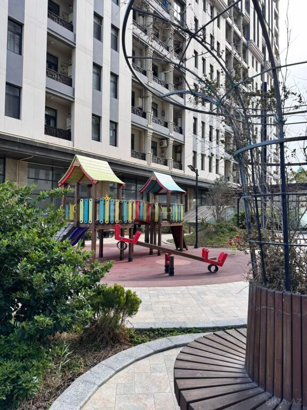 Satılır 3 otaqlı mənzil 124 m²