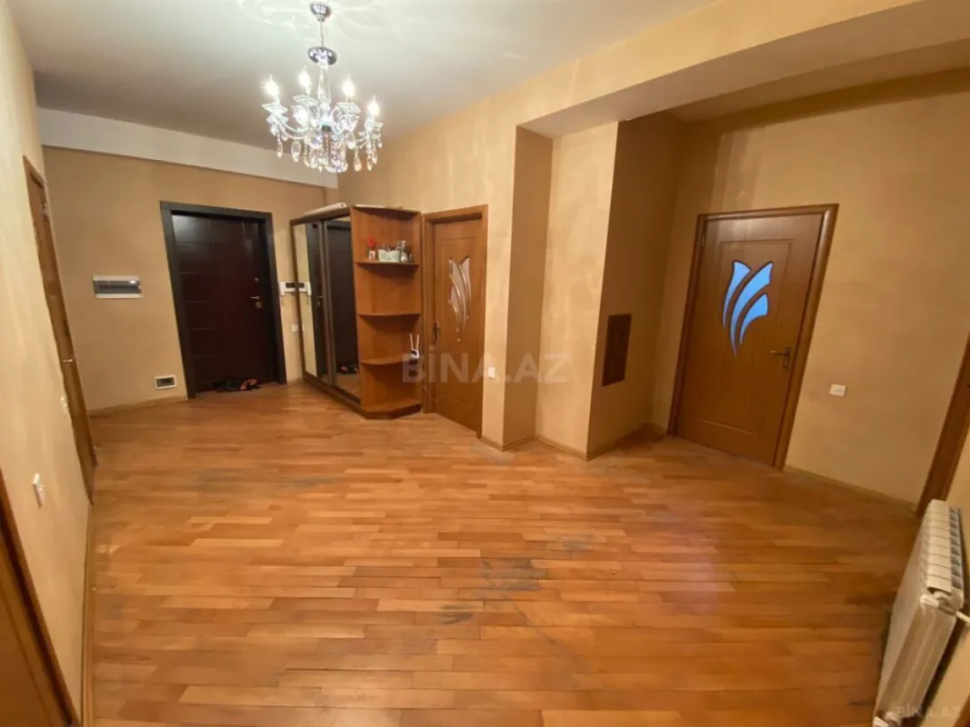 Satılır 3 otaqlı mənzil 147 m²