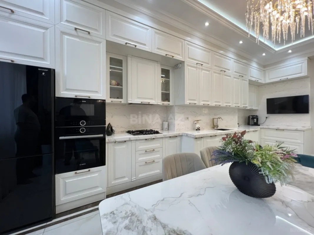 Satılır 4 otaqlı mənzil 200 m²