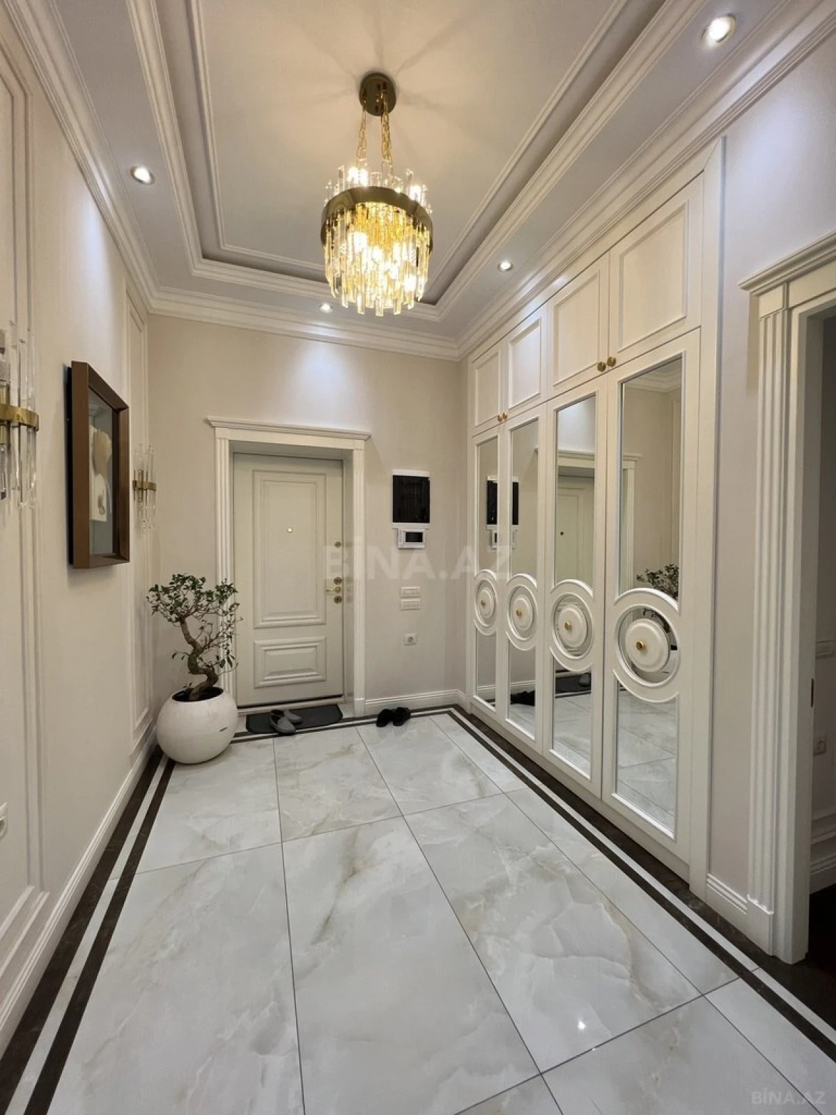 Satılır 4 otaqlı mənzil 200 m²