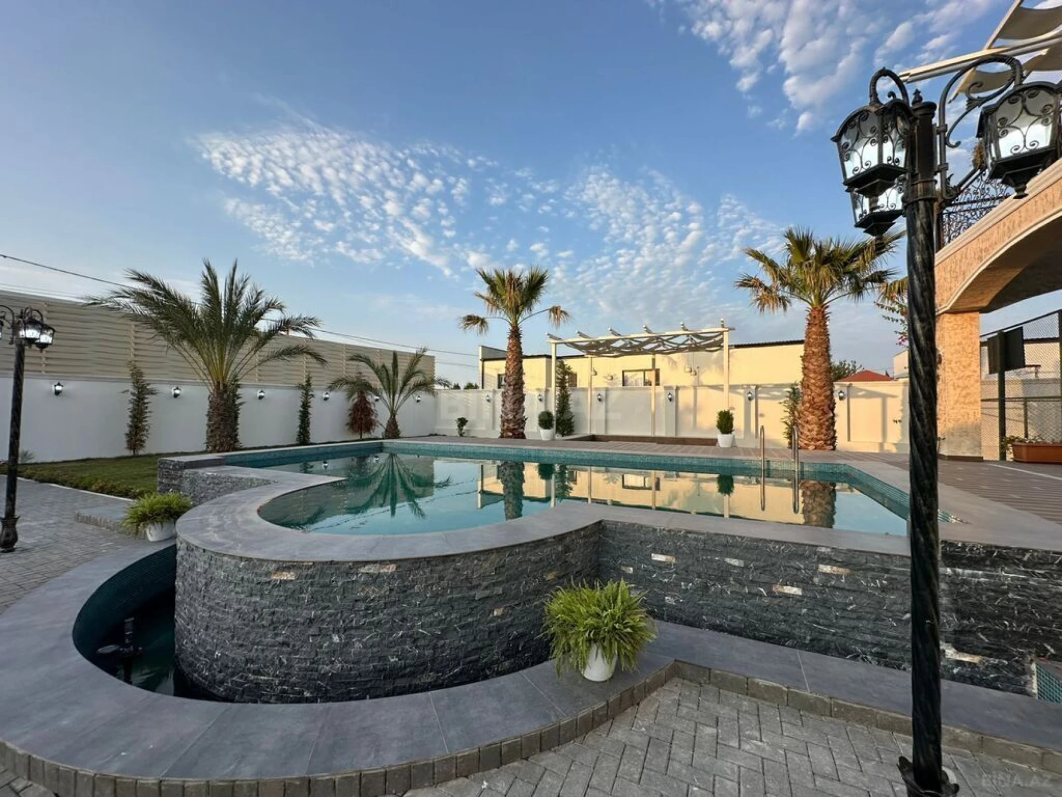 Satılır 6 otaqlı həyət evi 460 m²