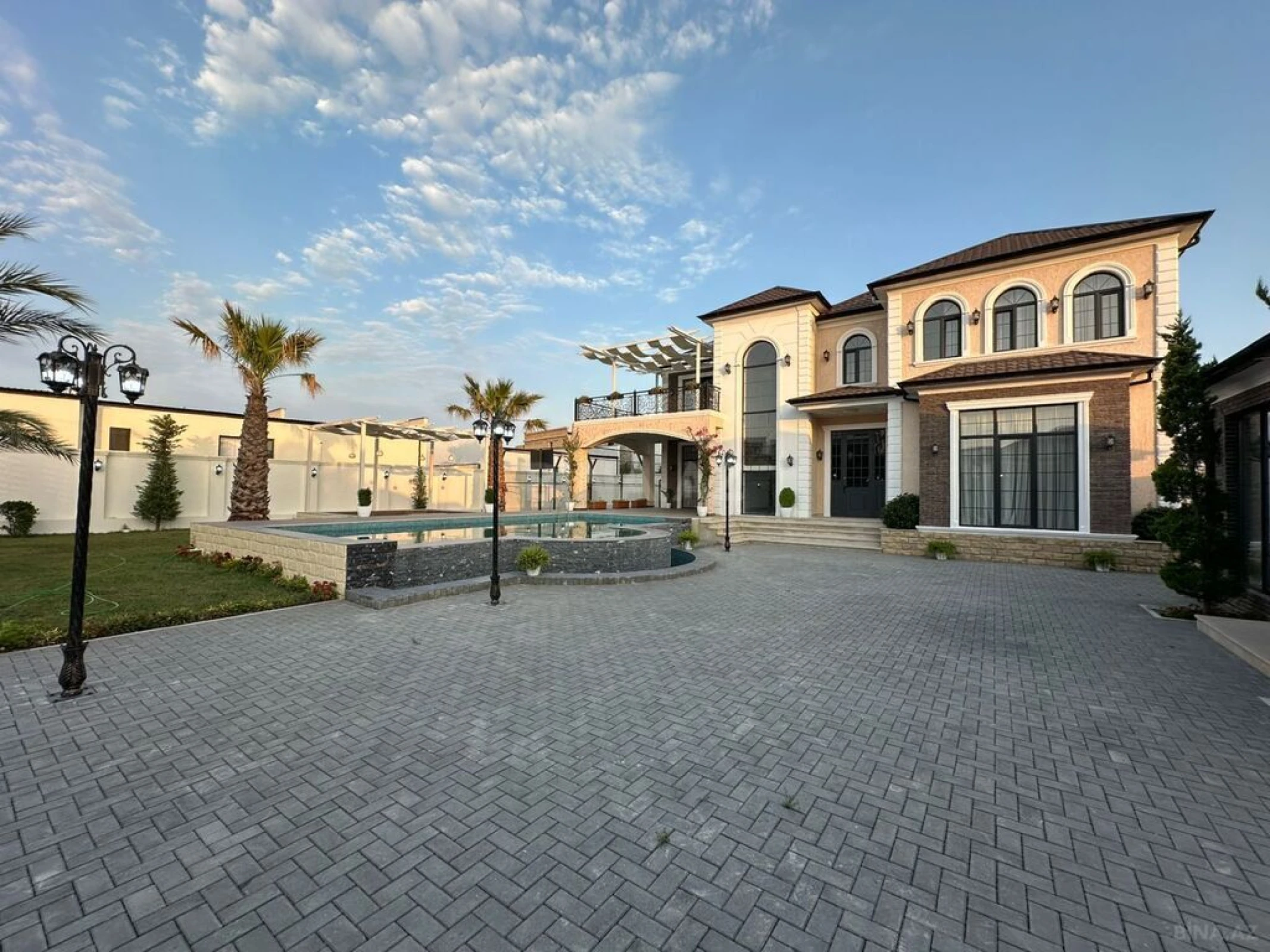 Satılır 6 otaqlı həyət evi 460 m²