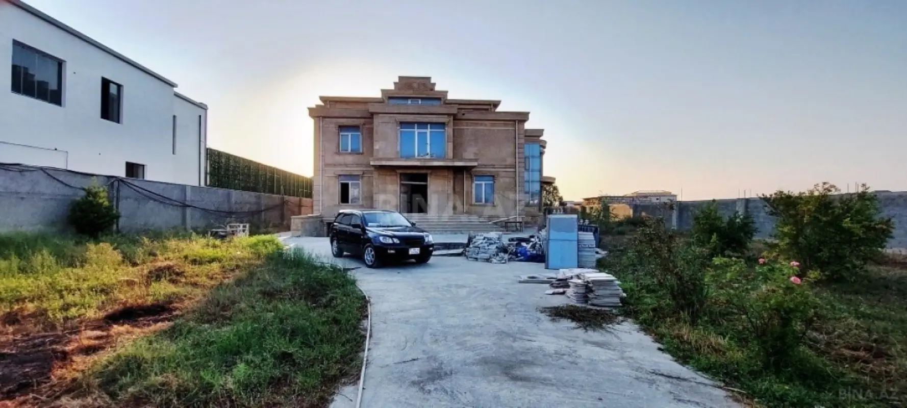 Satılır 8 otaqlı həyət evi 1700 m²