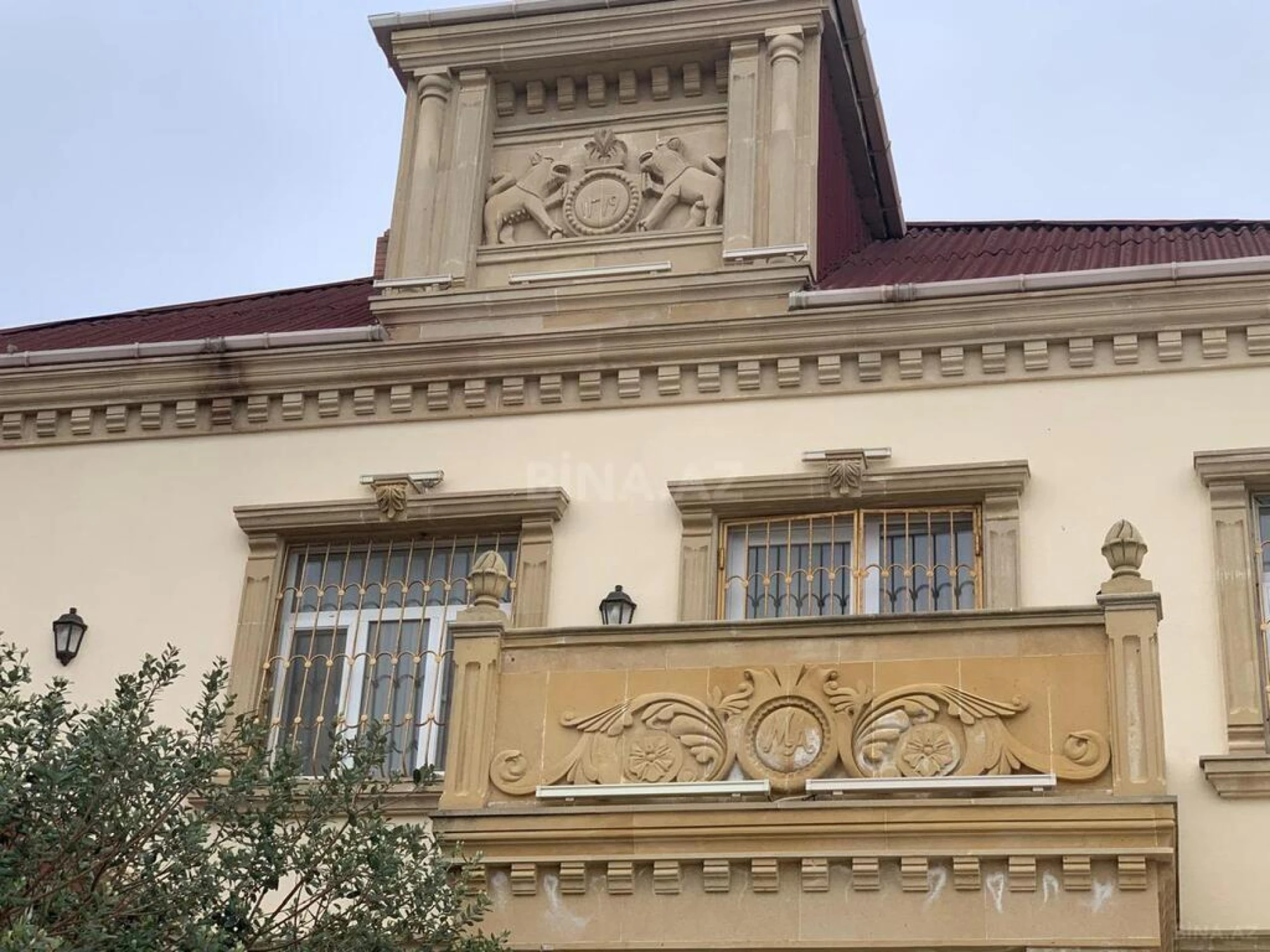 Satılır 10 otaqlı həyət evi 500 m²