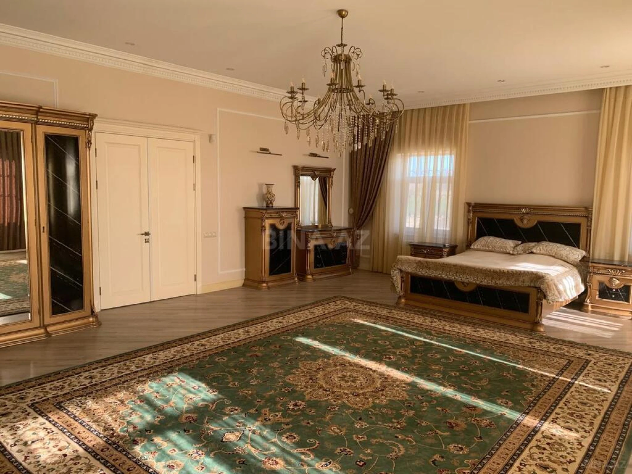 Satılır 10 otaqlı həyət evi 500 m²