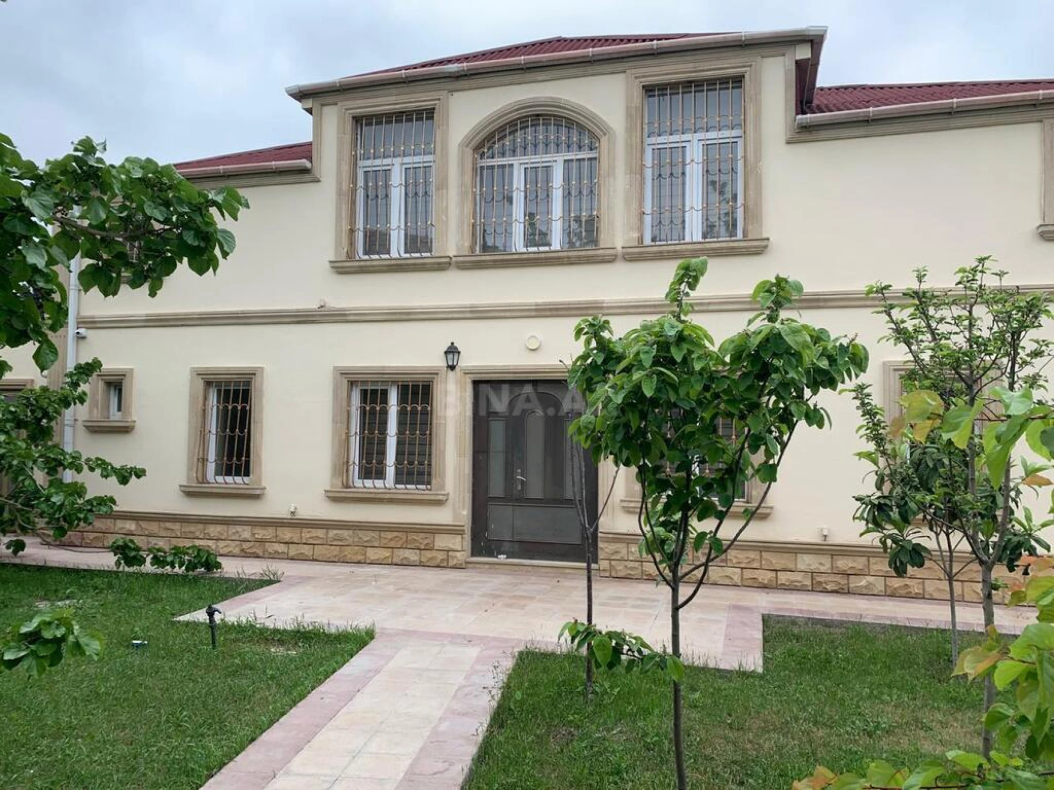 Satılır 10 otaqlı həyət evi 500 m²