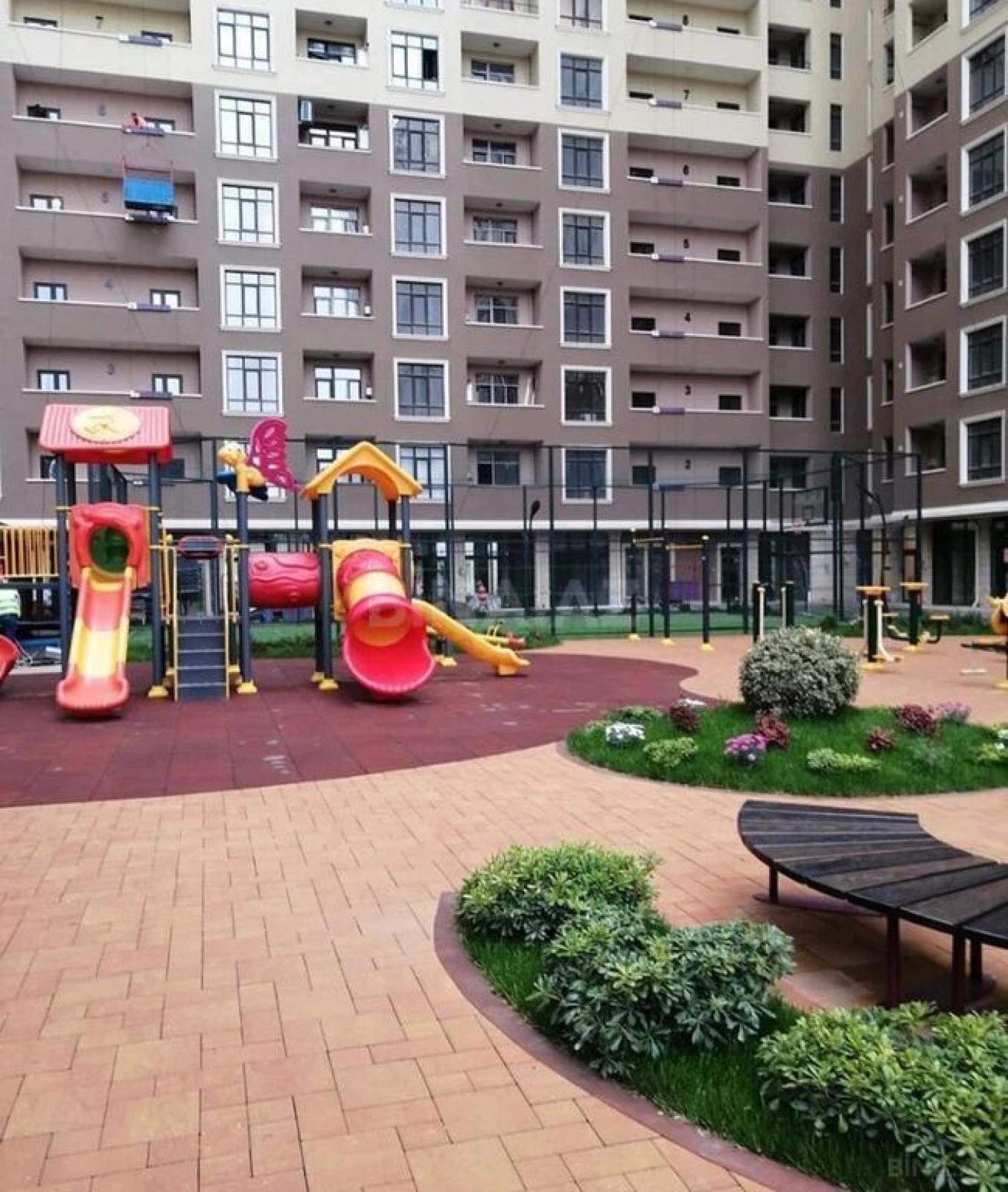 Satılır 3 otaqlı mənzil 107 m²