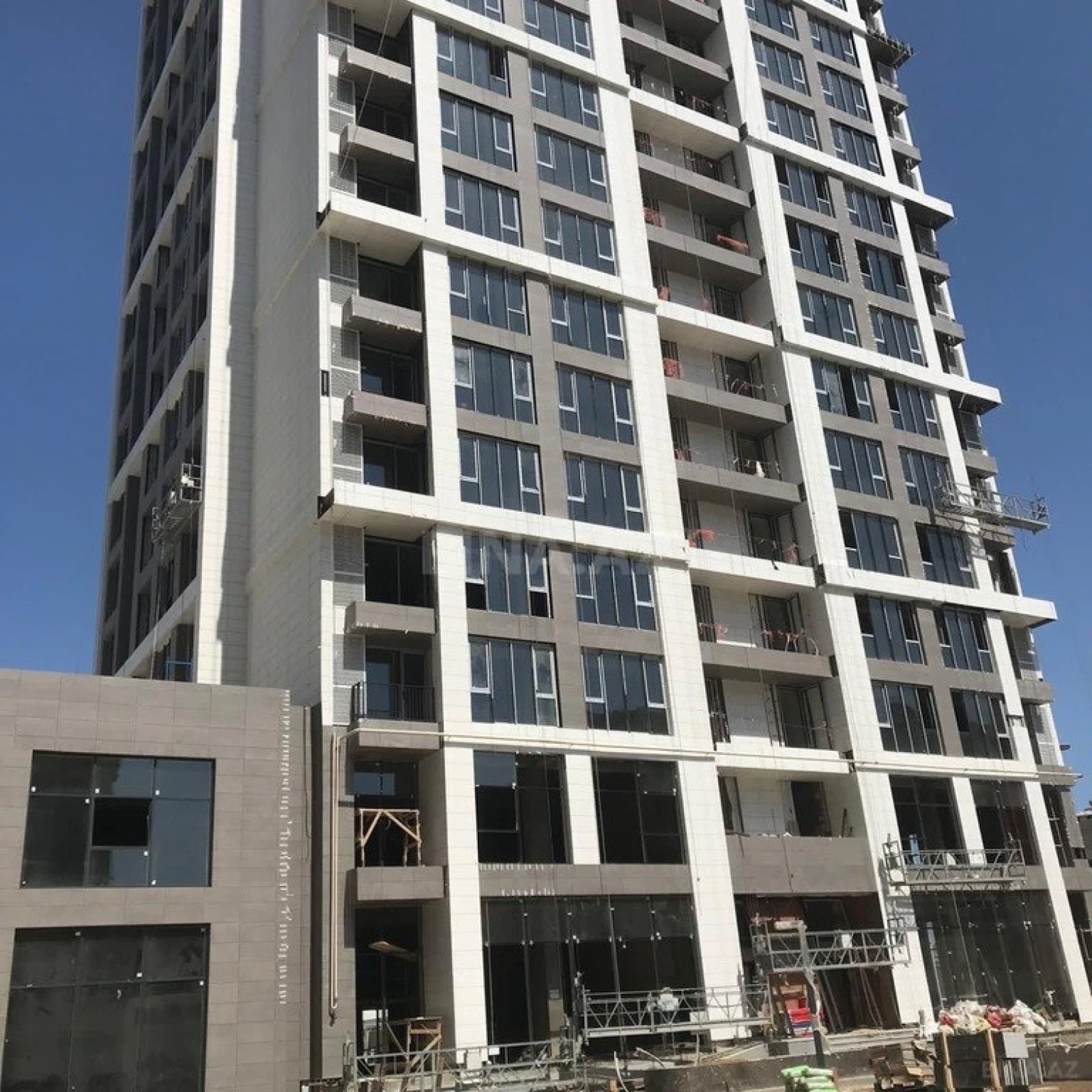 Satılır 2 otaqlı mənzil 108 m²