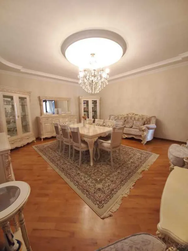 Kirayə verilir 8 otaqlı həyət evi 450 m²