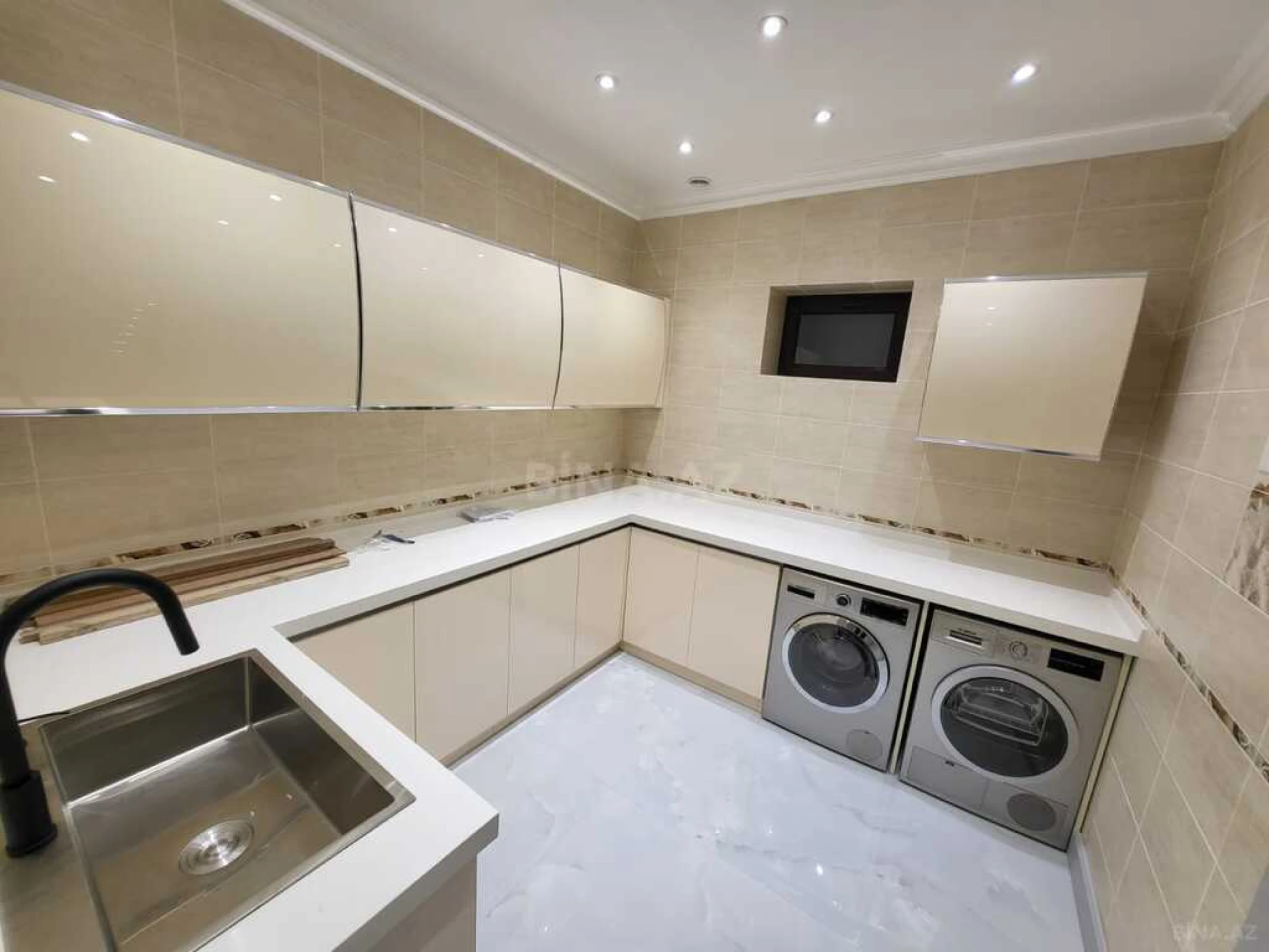 Satılır 7 otaqlı həyət evi 500 m²