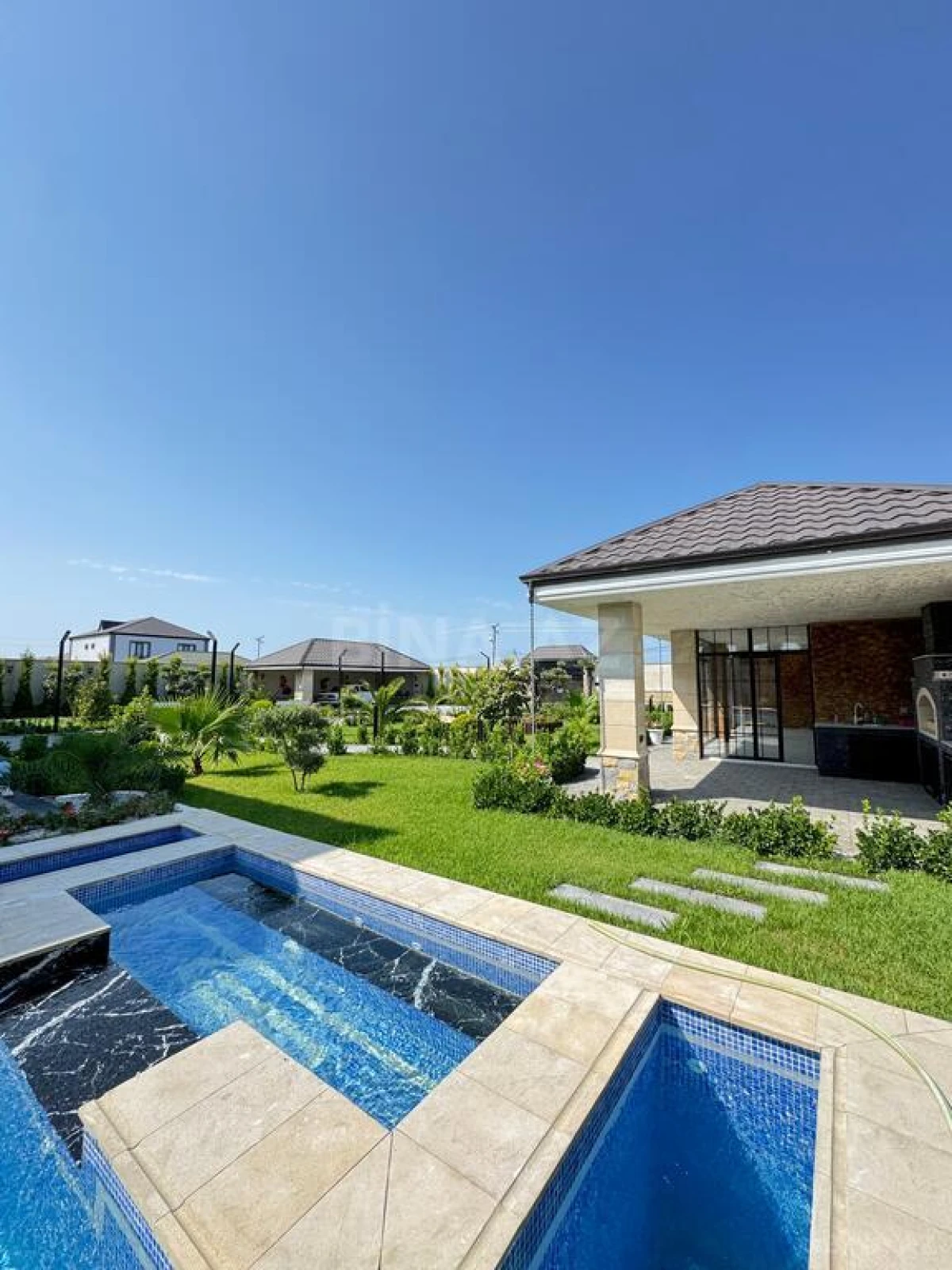 Satılır 7 otaqlı həyət evi 500 m²