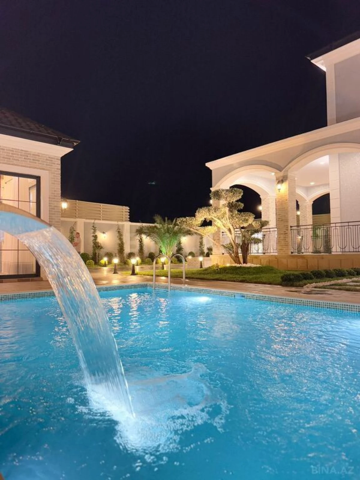 Satılır 8 otaqlı həyət evi 500 m²