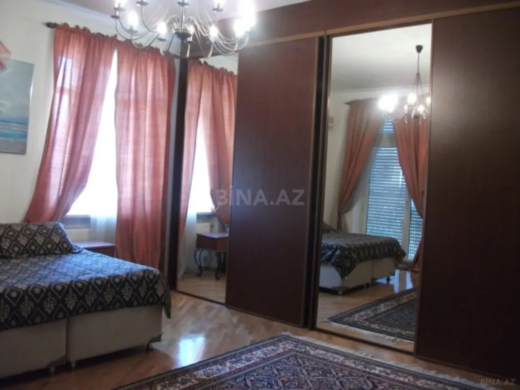 Satılır 5 otaqlı mənzil 200 m²
