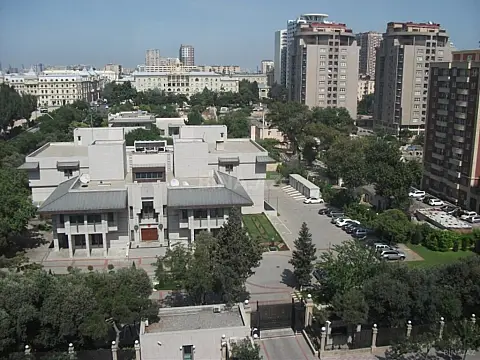 Satılır 5 otaqlı mənzil 200 m²