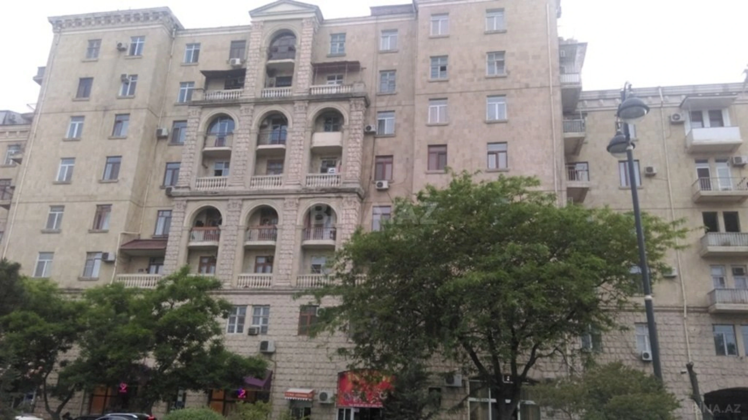 Satılır 5 otaqlı mənzil 200 m²
