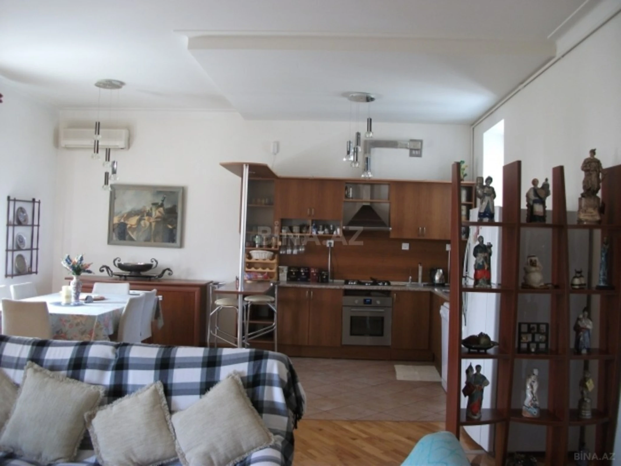 Satılır 5 otaqlı mənzil 200 m²