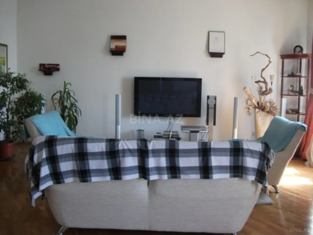 Satılır 5 otaqlı mənzil 200 m²