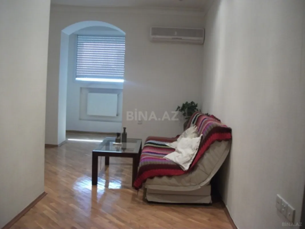Satılır 5 otaqlı mənzil 200 m²