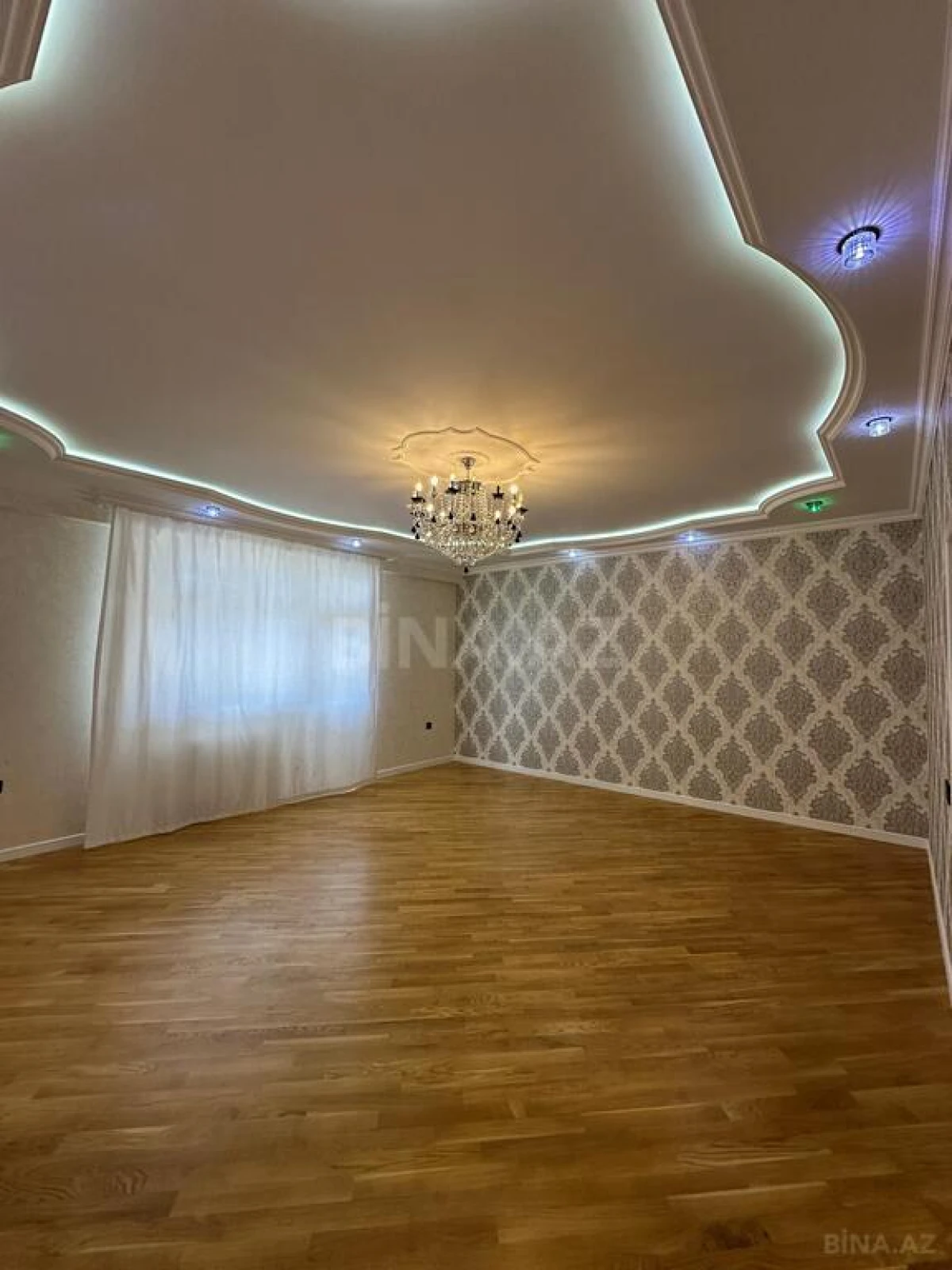 Satılır 3 otaqlı mənzil 135 m²