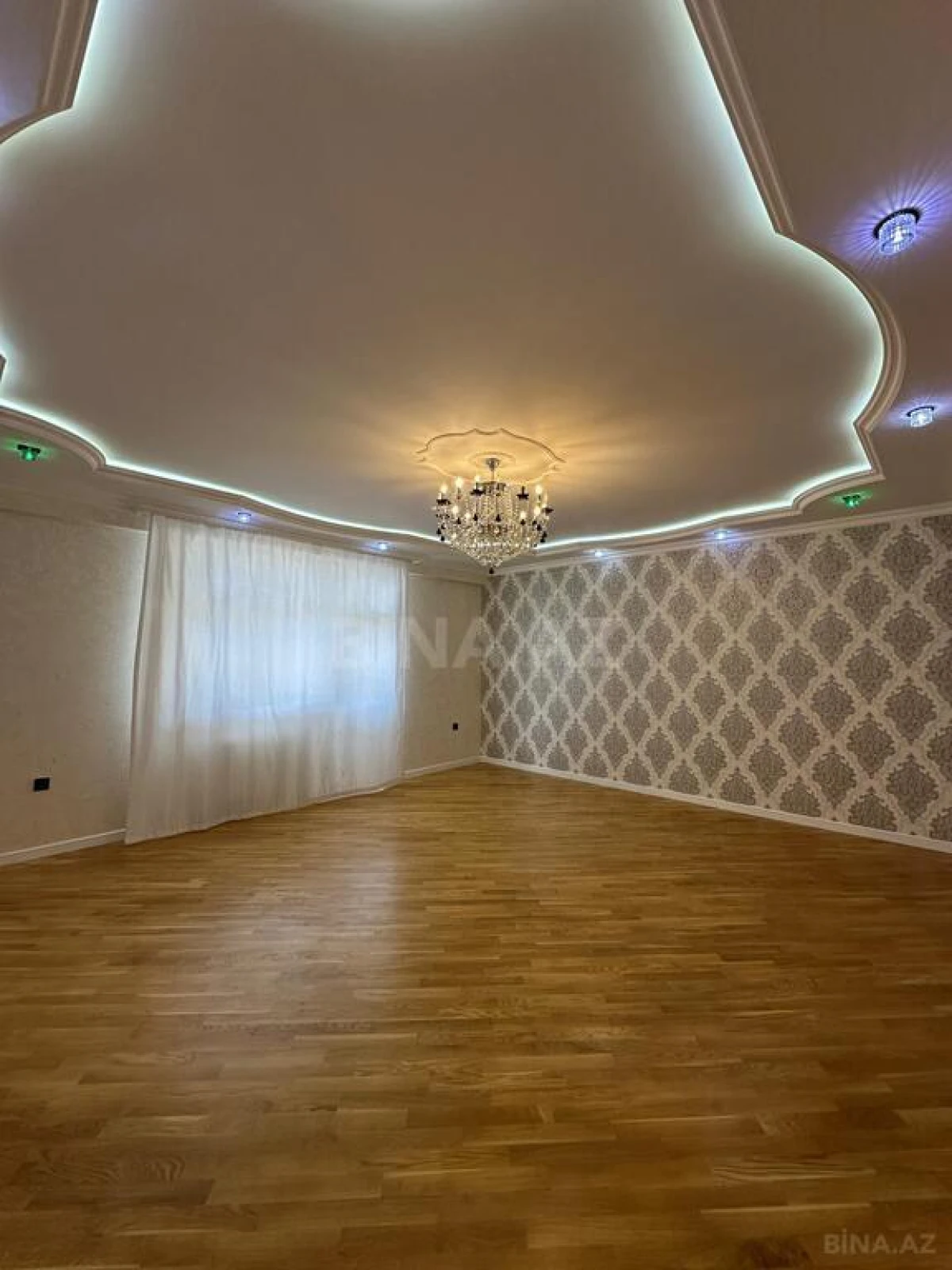 Satılır 3 otaqlı mənzil 135 m²