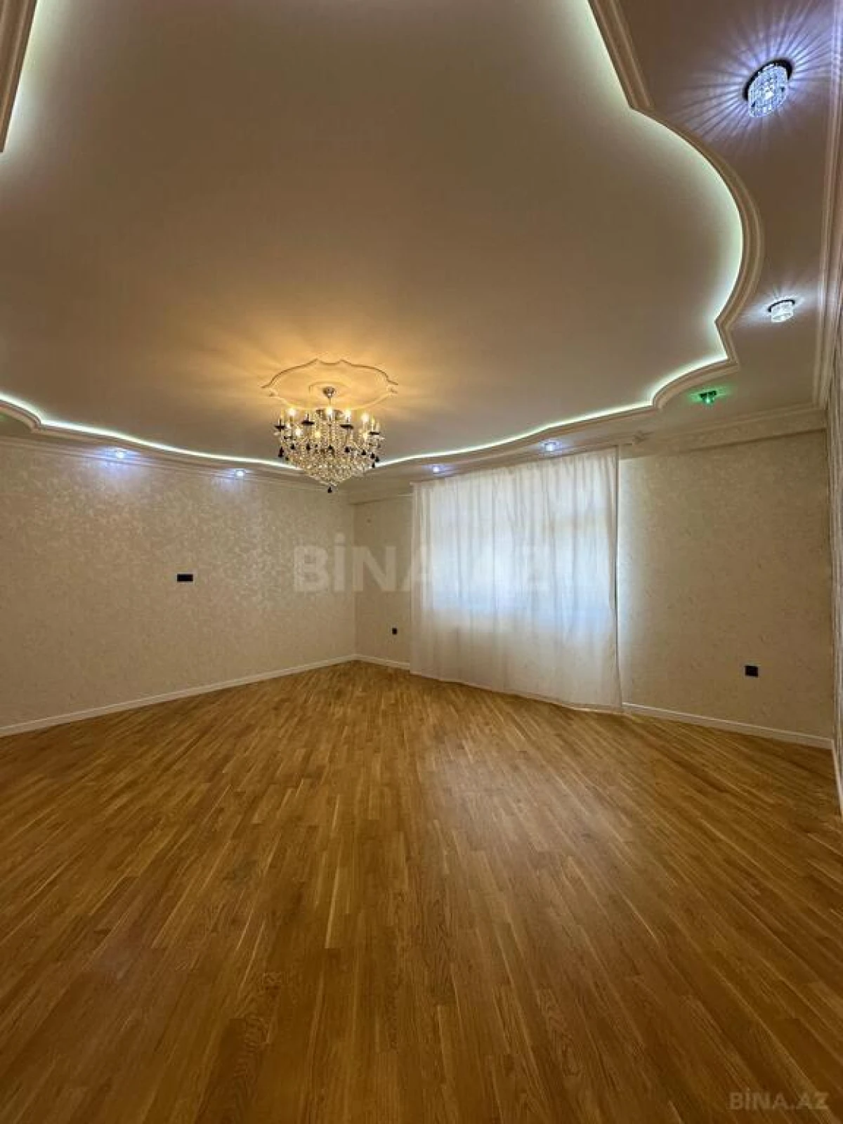 Satılır 3 otaqlı mənzil 135 m²
