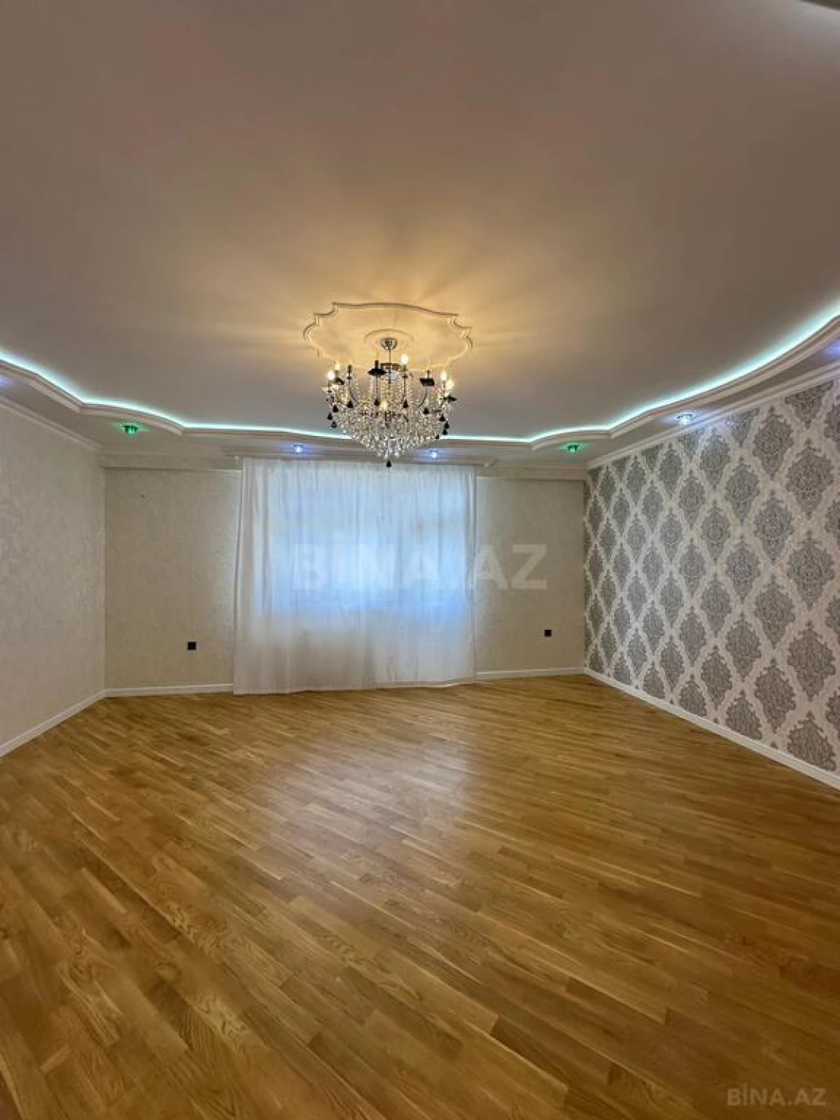 Satılır 3 otaqlı mənzil 135 m²