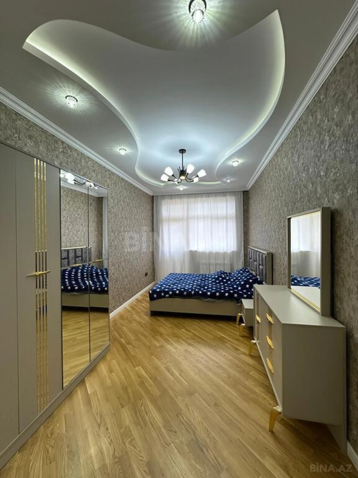 Satılır 3 otaqlı mənzil 135 m²