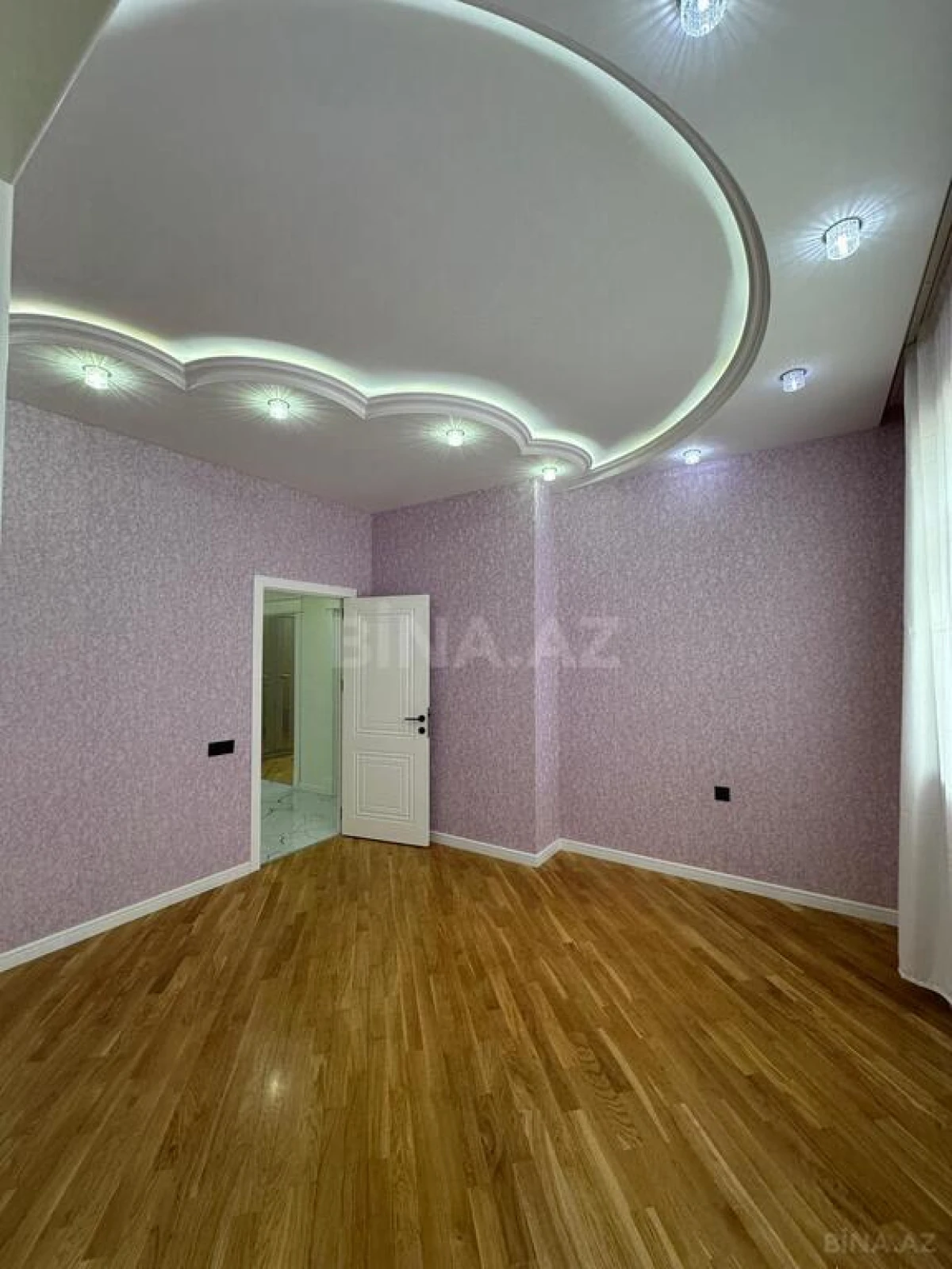 Satılır 3 otaqlı mənzil 135 m²